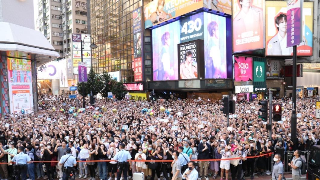 民眾擠爆銅鑼灣。(圖/香港01)