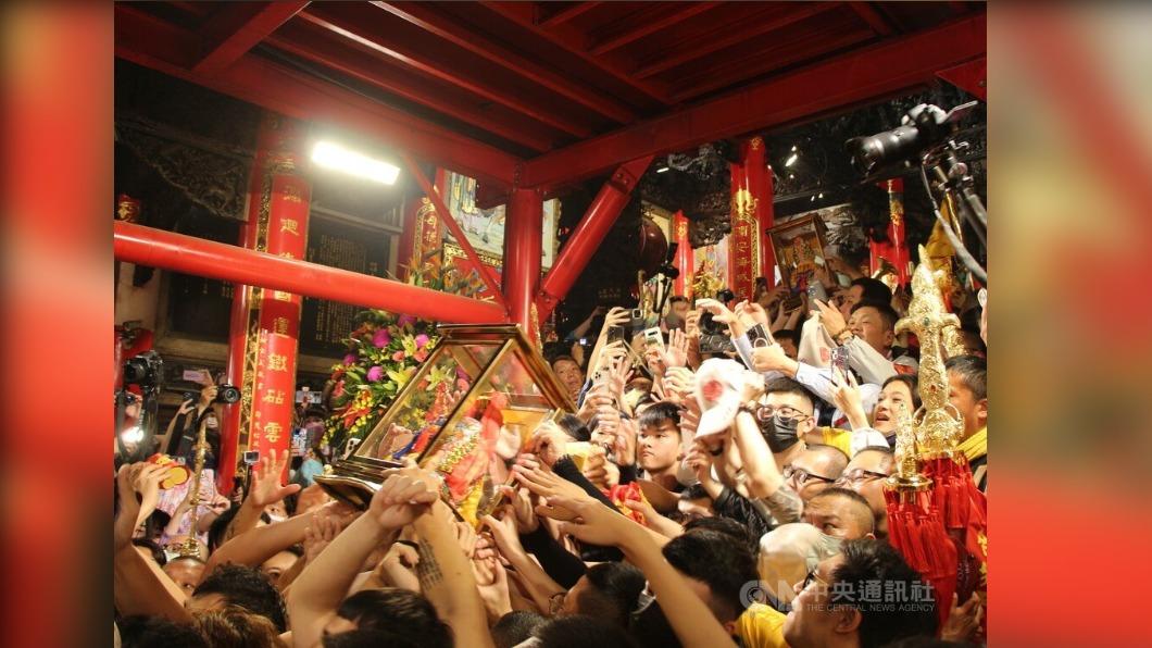 大甲媽祖回鑾安座 鎮瀾宮週邊擠滿信眾迎接