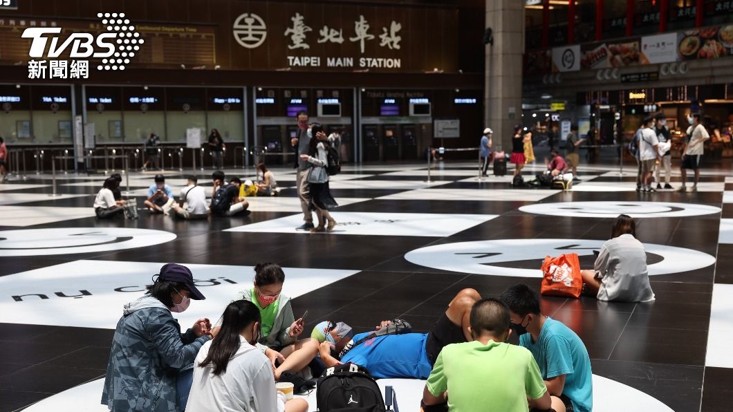 見北車大廳「席地而坐」景象 日學者大讚:比日本社會進步