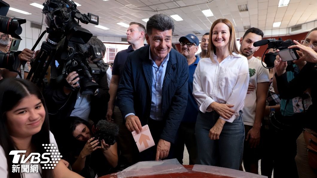 巴拉圭反對黨候選人阿列格雷(中左)與妻子投下選票。(圖/達志影像美聯社)
