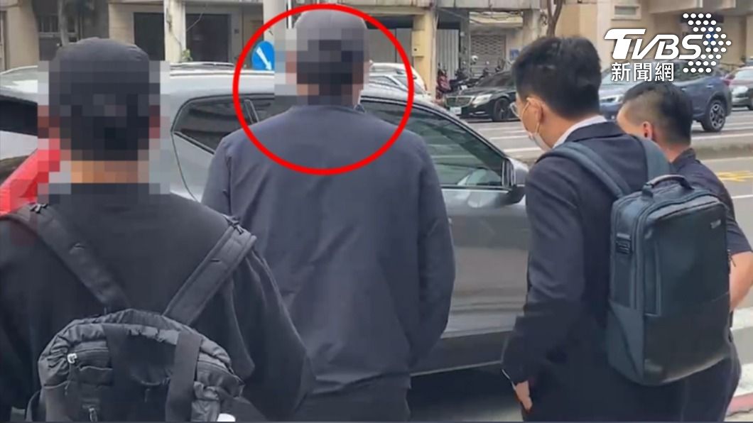 金男迅速上車離開。(圖/TVBS)