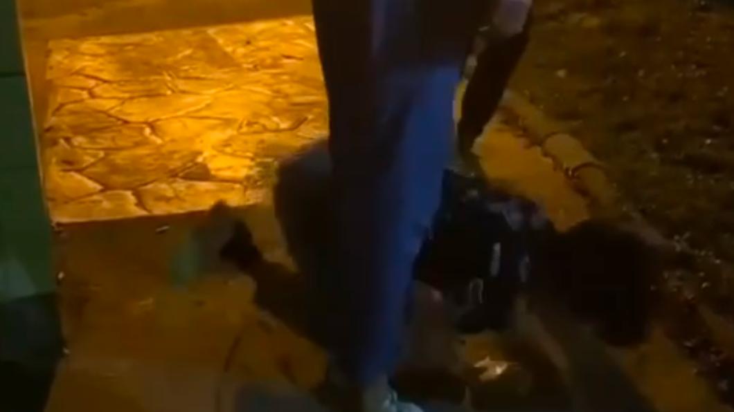 霸凌者用腳踹該名男學生的頭。（圖／市議員江和樹提供）