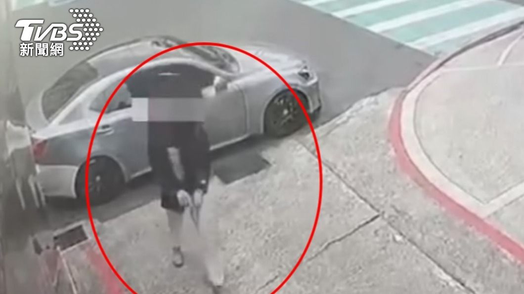 槍手下車犯案。(圖/TVBS)