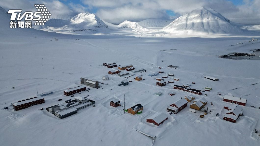 這一片建造在大雪的房屋,在過去十年間,因為永凍土融化而造成四棟房屋損壞;管理小鎮的國有企業Kings Bay SA去年也被迫關閉一間供科學家分析冰層的研究室。(圖/達志影像路透社)
