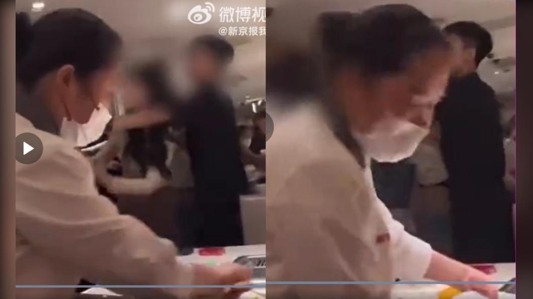 服務員衝上前竟不是勸架,而是端走熱湯、收走碗筷。(圖/翻攝自微博)