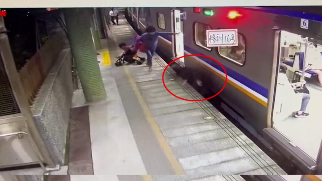 驚悚畫面曝!旅客搬娃娃車疑重心不穩墜月台 他衝下去撿人
