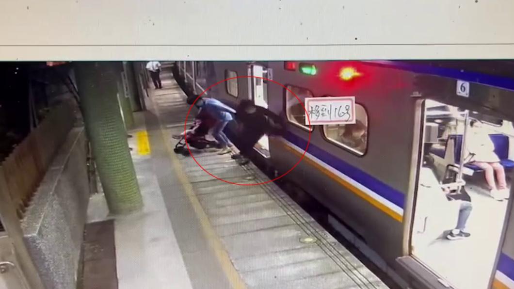 旅客搭乘台鐵搬娃娃車疑重心不穩墜落月台。(圖/讀者提供)