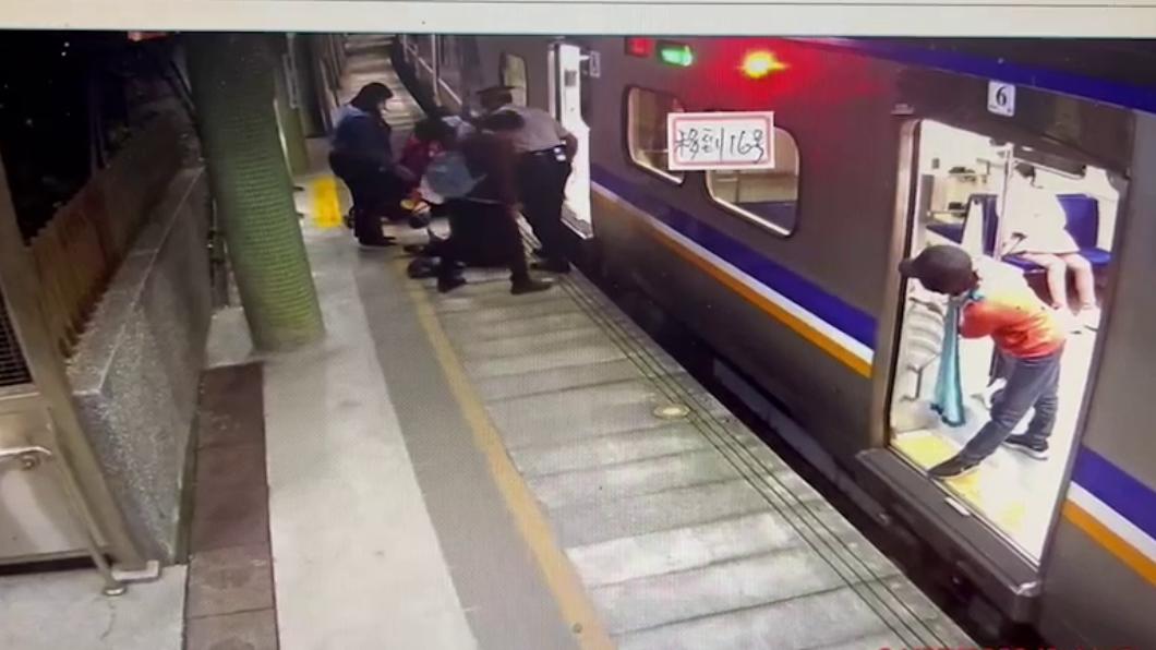 旅客搭乘台鐵搬娃娃車疑重心不穩墜落月台。(圖/讀者提供)