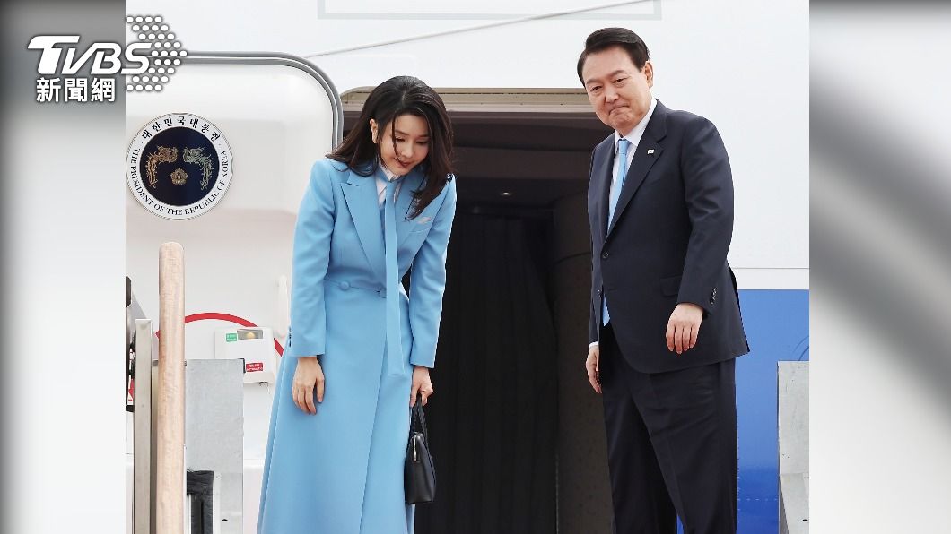 金建希左手提著的黑色外出包出鏡率頗高,她3月中訪日時也帶著同款包包。(圖/達志影像歐新社)