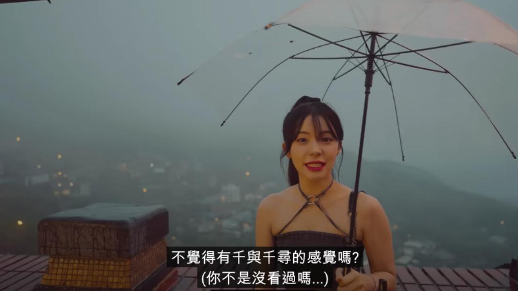 李多慧邊撐傘邊逛九份。(圖/翻攝李多慧Youtube)