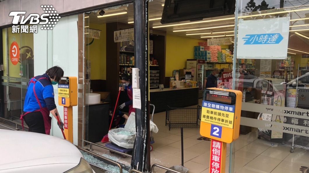 來支援收銀？女誤踩油門撞進全聯　網歪樓：搶買好康嗎