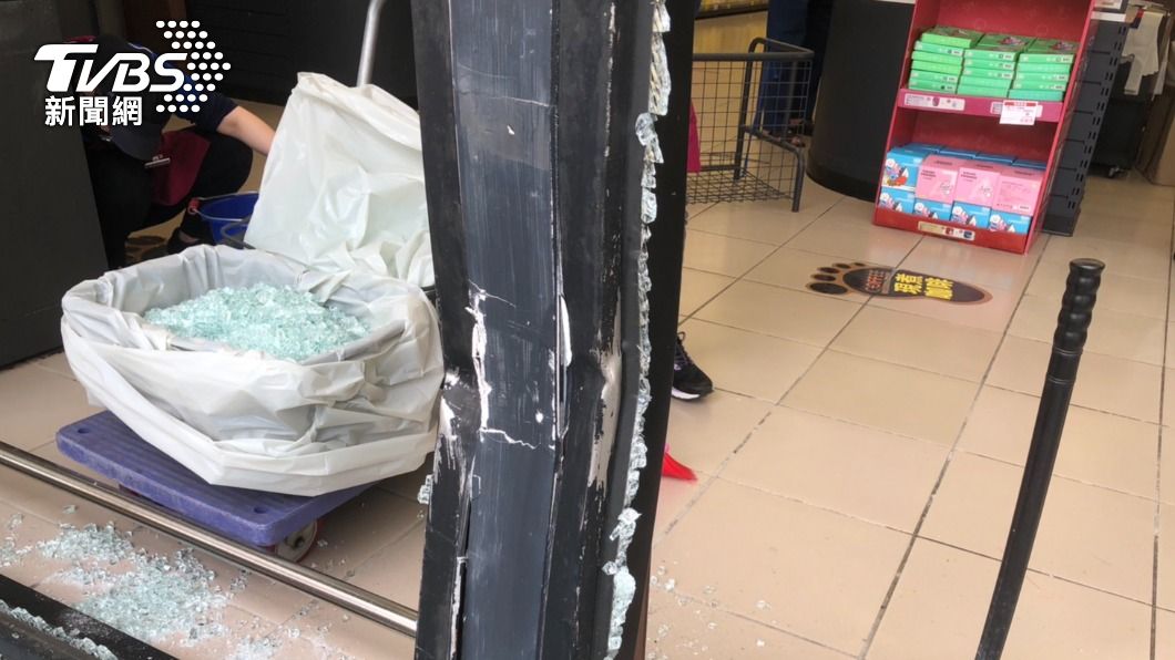 現場玻璃門的金屬柱被撞凹、玻璃碎滿地。(圖/警方提供)