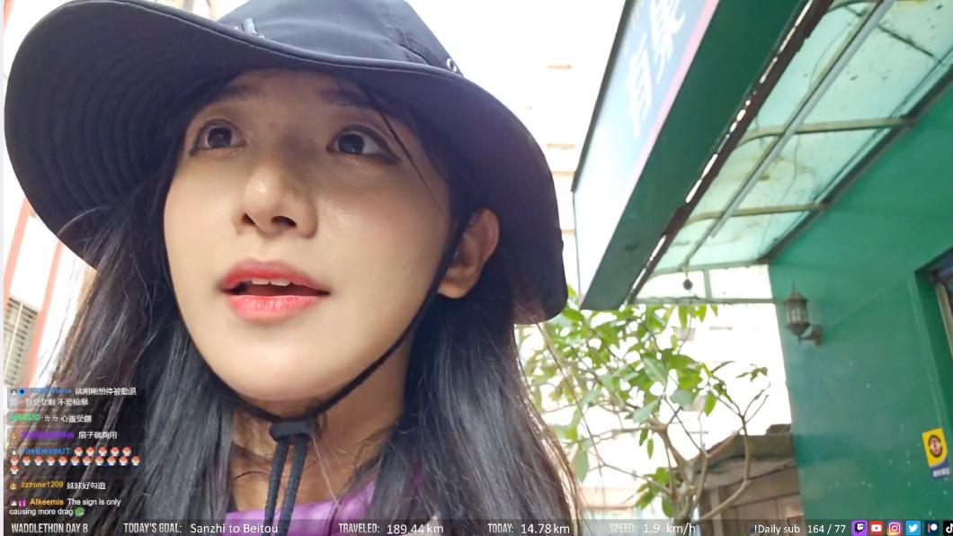 企鵝妹正在徒步環台。(圖/翻攝自企鵝妹twitch)