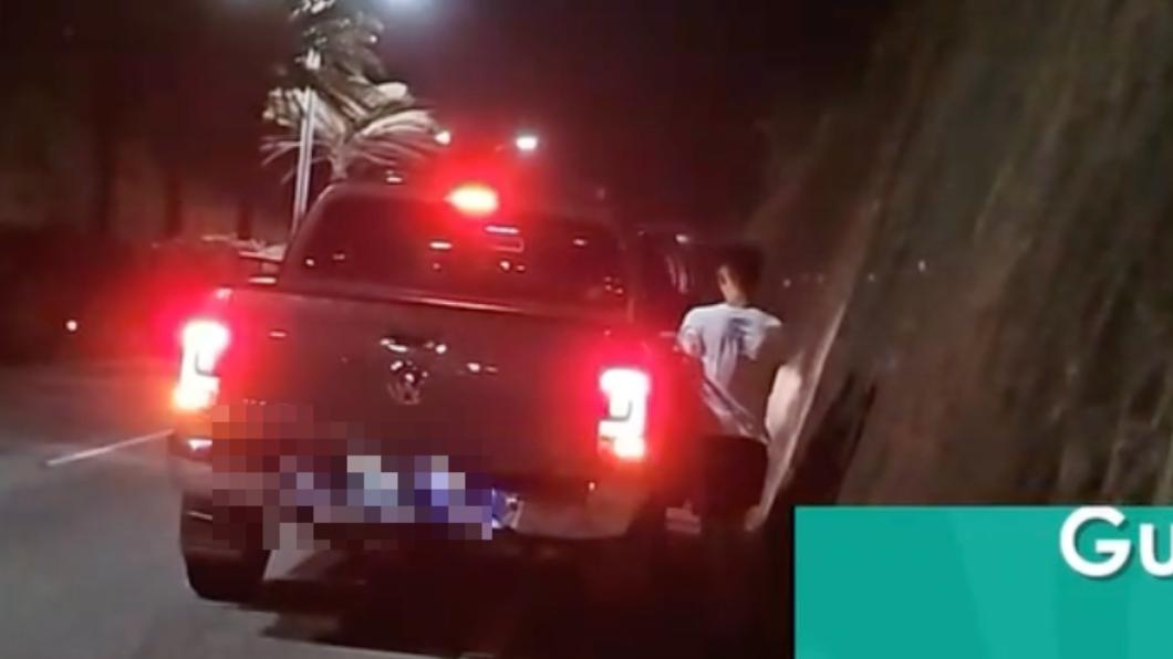 車輛違停在路邊,白衣男下車要求合照。(圖/翻攝自企鵝妹twitch)