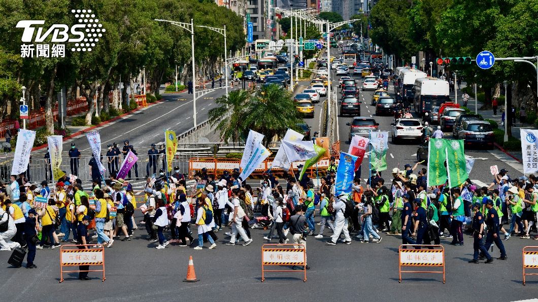 多圖/五一勞動節遊行!千人上凱道提訴求 向政府算總帳