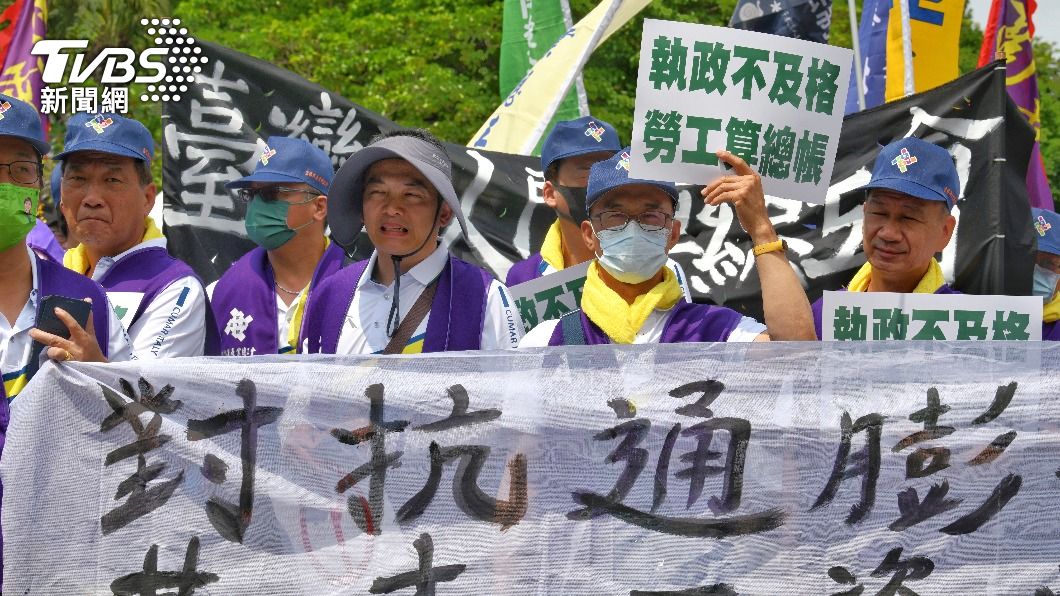 千名勞工上街頭訴求加薪。(圖/胡瑞麒攝)