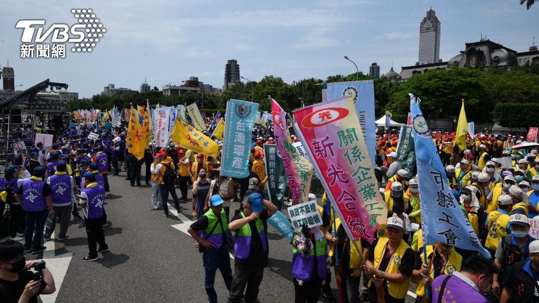 五一行動聯盟集結全國各大工會在凱道遊行。(圖/胡瑞麒攝)