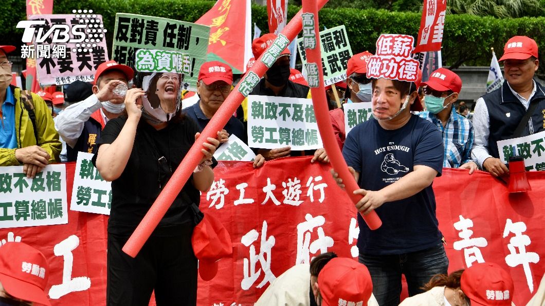 勞工戴上蔡英文、賴清德面具諷刺民進黨政府。(圖/胡瑞麒攝)
