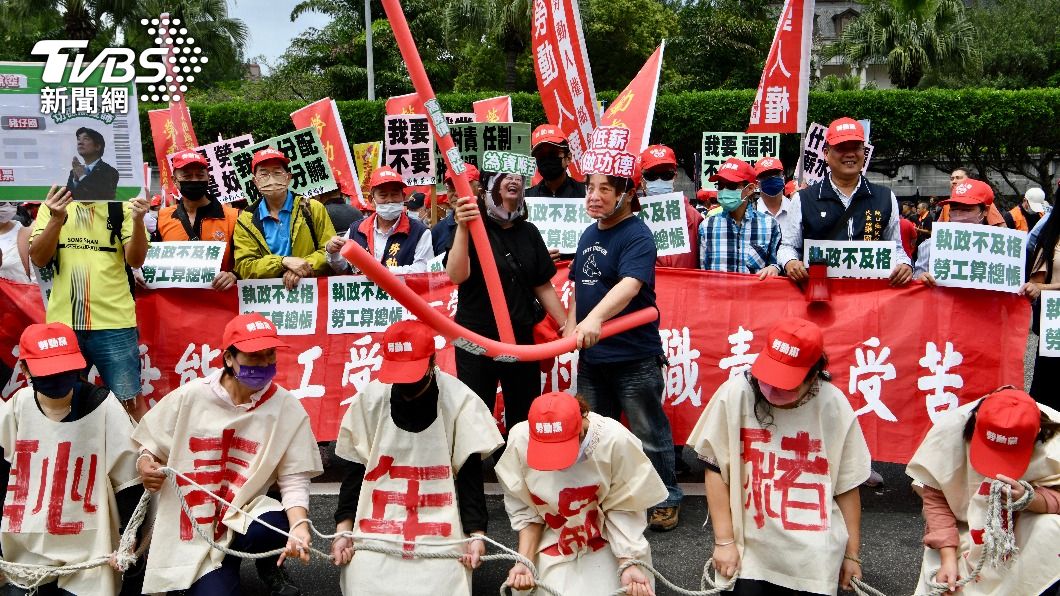 勞工戴上蔡英文、賴清德面具諷刺民進黨政府。(圖/胡瑞麒攝)