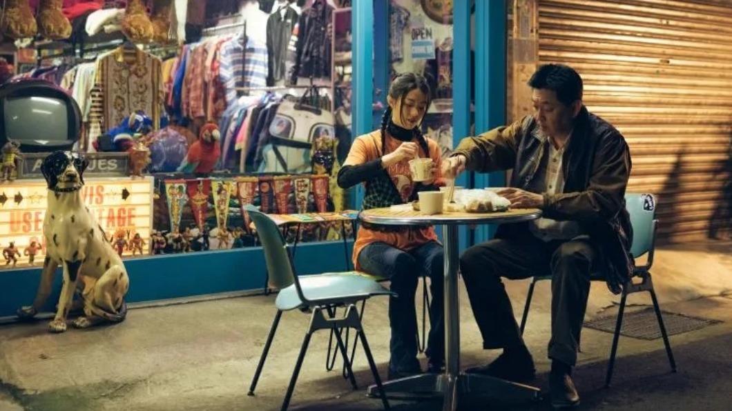 邱偲琹和庹宗華在《模仿犯》中父女互動賺人熱淚。(圖/Netflix提供)