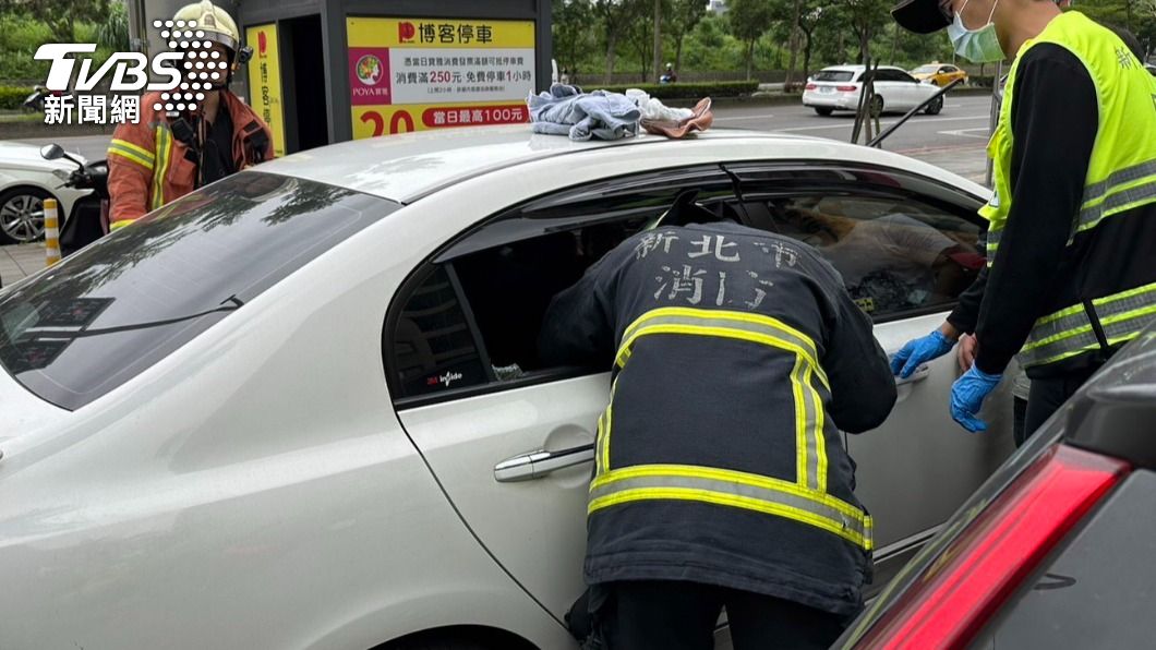 爸媽下車辦事！小男童誤觸鑰匙反鎖自己暴哭　消防破窗救