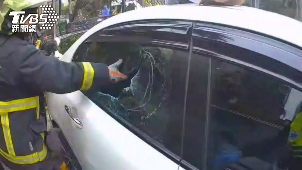 移除車窗玻璃後順利解鎖開門。（圖／TVBS）