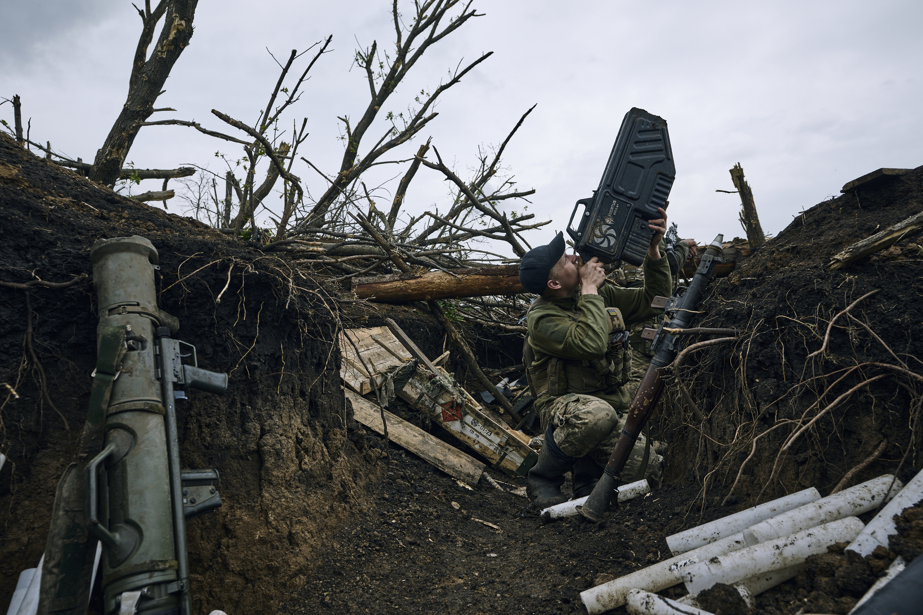 俄烏兩軍互有攻防，雙方都出動無人機偵查或攻擊對手陣地，烏克蘭士兵持反無人機槍觀察據點上空。(畫面來源：AP)