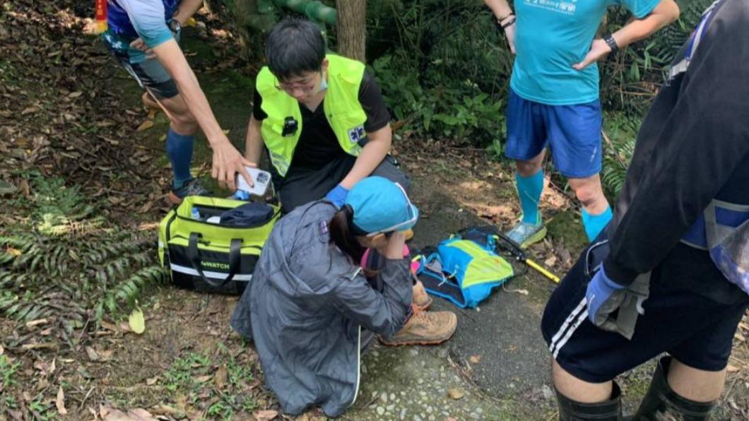 女子越野跑摔傷骨折 警消救援