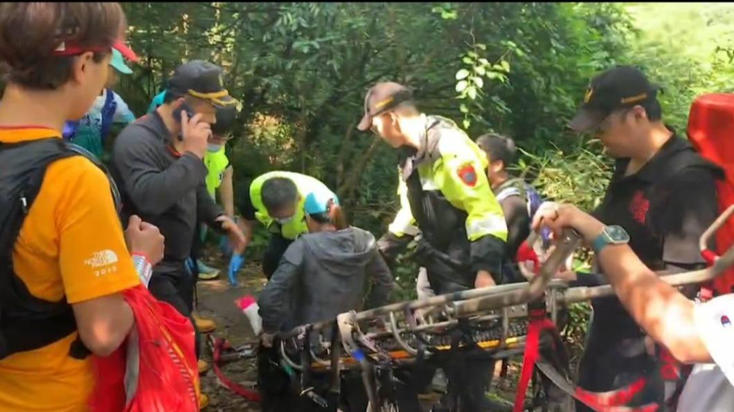 消防人員先給予固定後,再利用籃式擔架,11名消防人員合力將她搬運到救護車上就醫。(圖/新北市消防局提供)