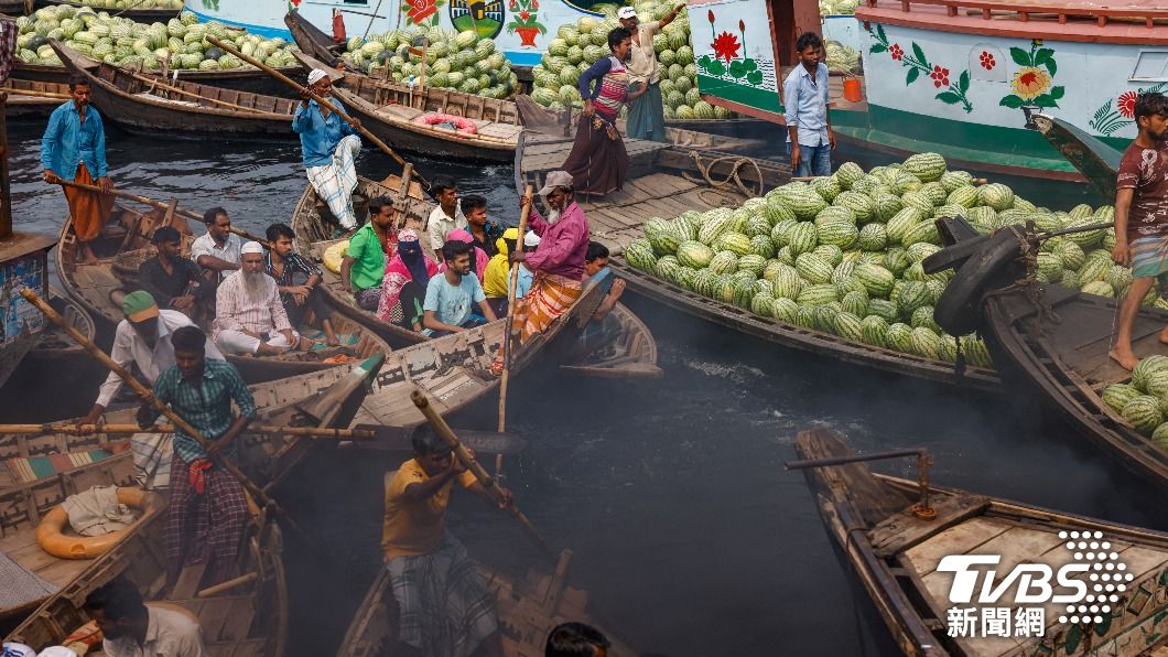 孟加拉(Bangladesh)首都達卡(Dhaka)人口約2300萬人,居民與220條河川共存,有許多人靠在河川捕魚維生,也有人在河川上買賣物品。(圖/達志影像路透社)
