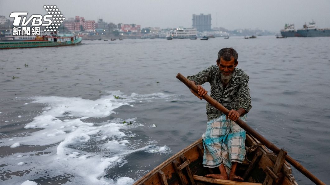 流經達卡的布里甘加河(Buriganga),曾被譽為「舊恆河」(Old Ganges),是當地居民生活的不可或缺的一部分,如今因成衣業惡意排放化學汙染廢水,汙染嚴重,漁船旁就是汙染物。(圖/達志影像路透社)