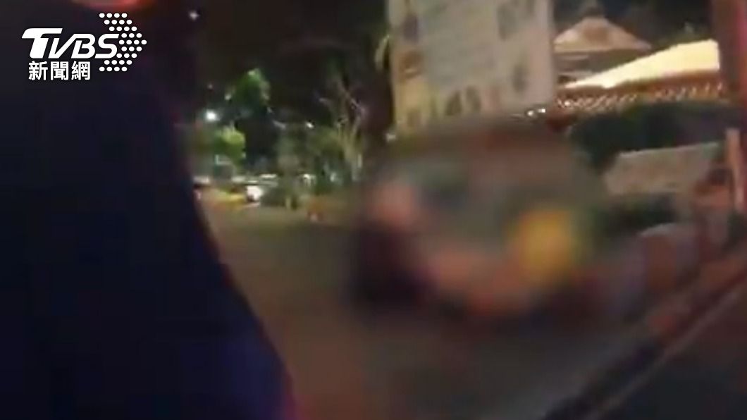 談判喬債！他一出現就亮刀猛刺　男濺血倒地求助路人
