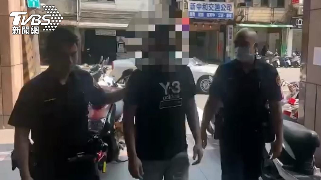 警方將涉嫌砍人的男子查緝到案。(圖/TVBS)