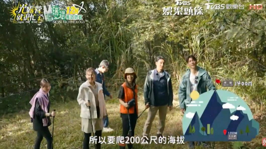 林心如與眾人準備登山。(圖/翻攝自《光露營就很忙了》)