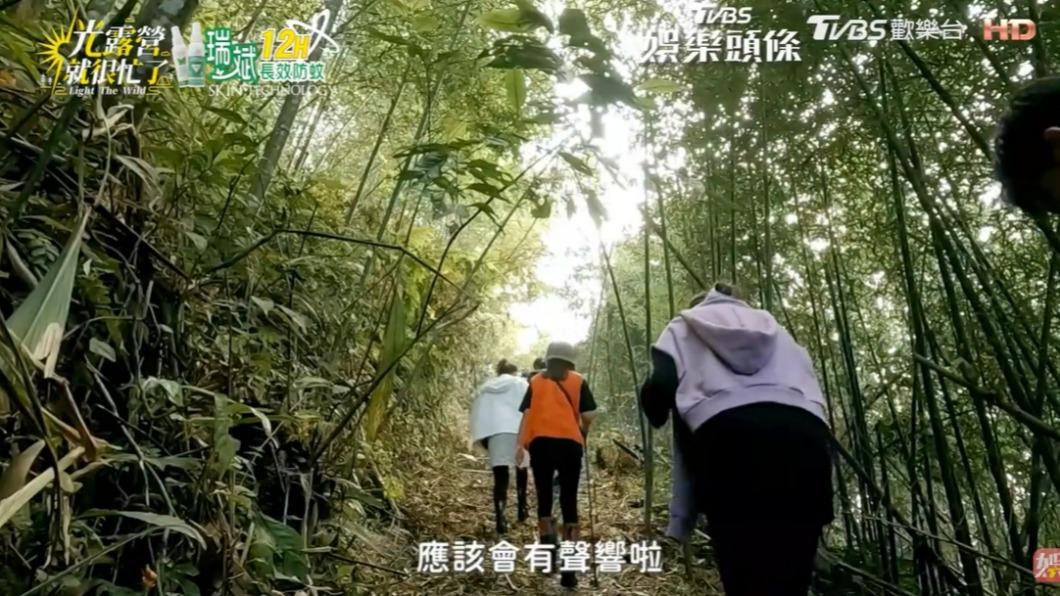 林心如爬山快鐵腿。(圖/翻攝自《光露營就很忙了》)