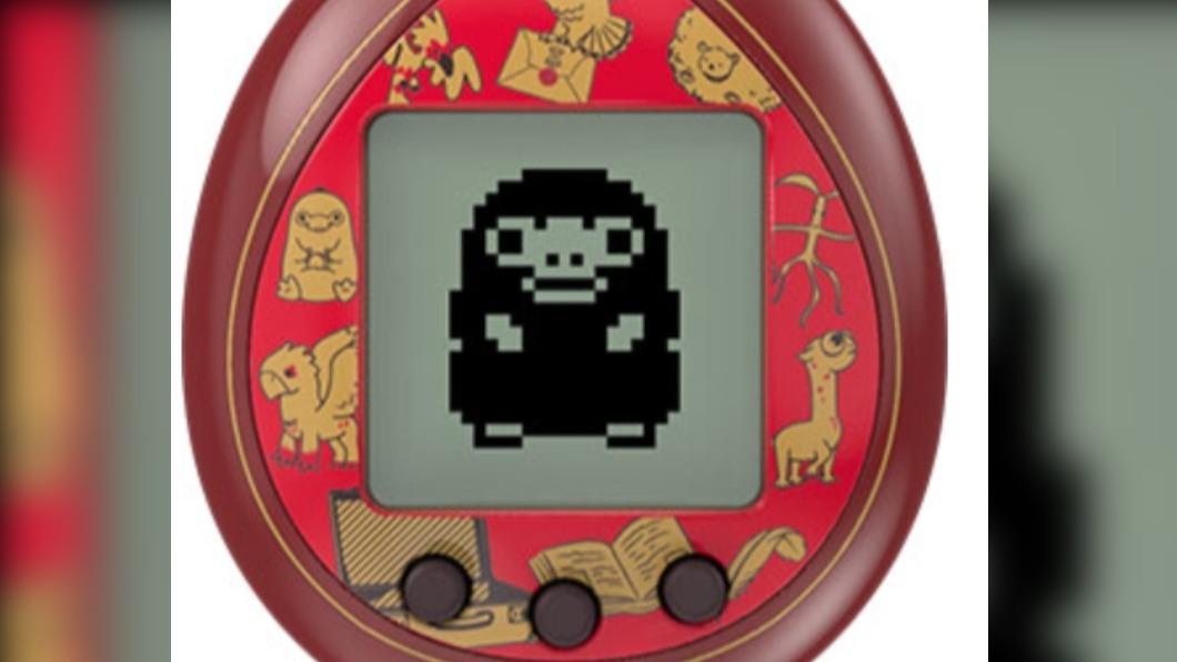 紅色版本的電子雞。(圖/ 翻攝 https://toy.bandai.co.jp/series/tamagotchi/wizardingworld/)