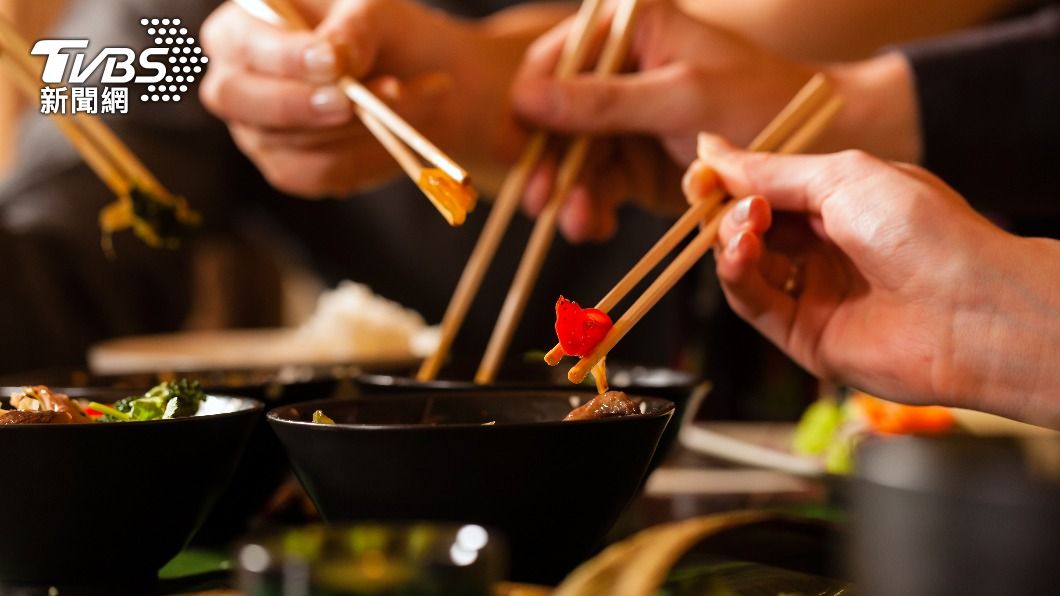 長期暴飲暴食、重油重鹽也會導致繼發性高血脂症。（示意圖／shutterstock達志影像）