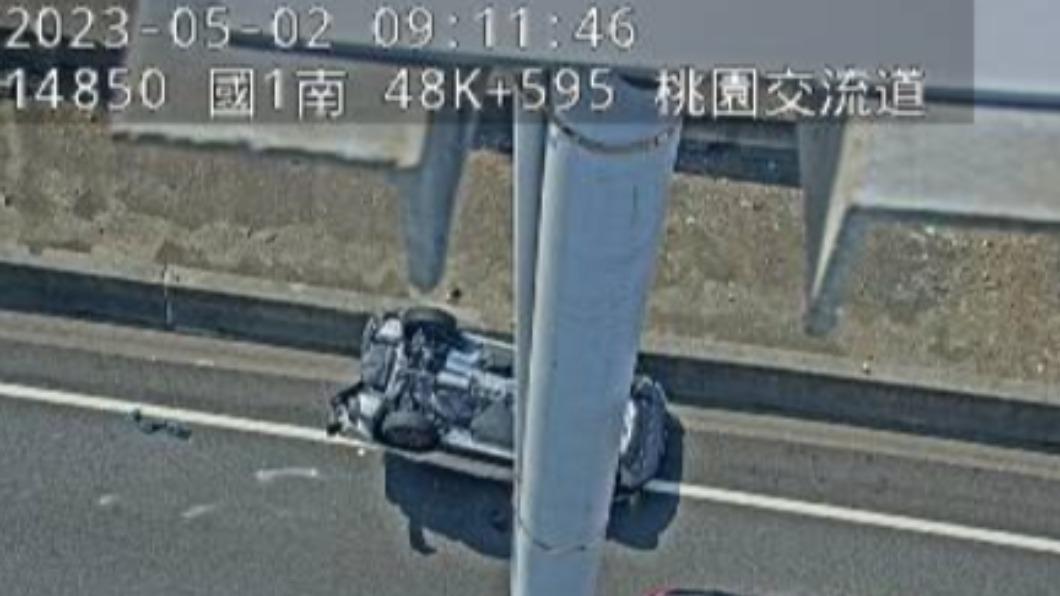 國1南向桃園交流道發生連環撞1車翻覆。（圖／翻攝自高公局即時影像）