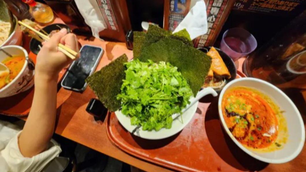 整碗拉麵超綠!他被老闆加爆香菜嗨翻 網嚇壞:什麼妖魔鬼怪