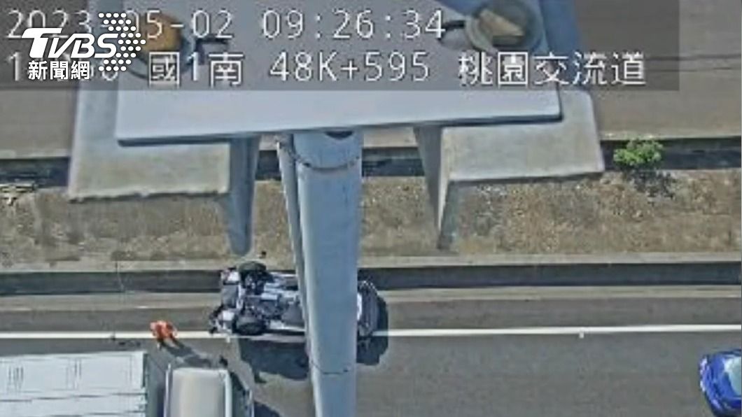 快訊/ 國1南下南崁段5車追撞 1翻覆