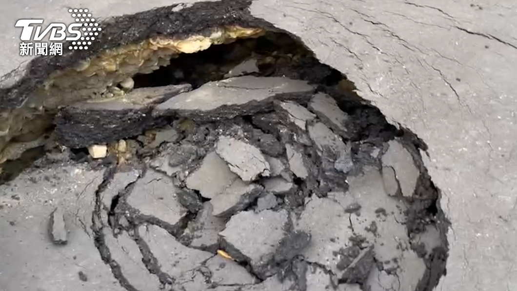 水管爆裂釀禍!台中出現「天坑」路面塌陷 幸無人車受困