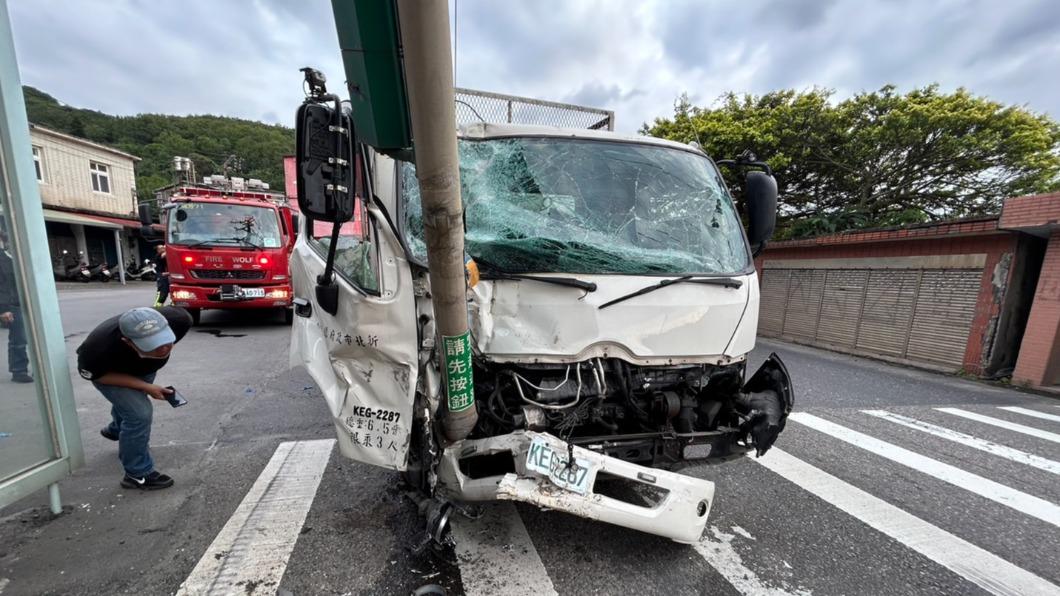 資源回收車撞電桿 兩人受傷送醫