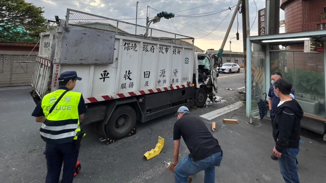 駕駛與工作人員均受到輕傷,送往基隆長庚救治,台電也到現場處理排除狀況。(圖/瑞芳分局提供)