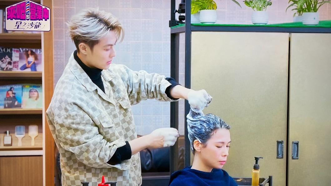 王子見人手不足,親自洗頭。(圖/翻攝自《來吧!營業中2》)