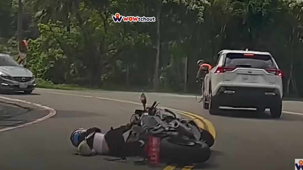 重機與休旅車擦到一下後，直接往前方倒。（圖／翻攝自WoWtchout - 地圖型行車影像分享平台 YouTube頻道）