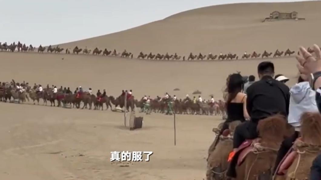 連假擠爆!凌晨兩點聖母峰塞車 沙漠塞駱駝、漂漂河變碰碰船