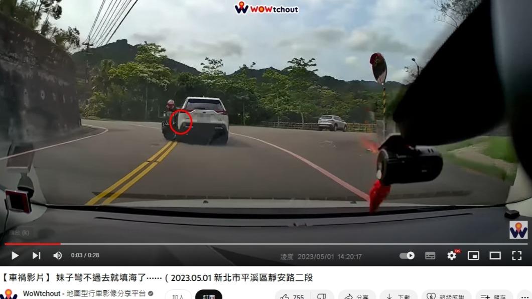 重機在過彎處與對象白色休旅車擦碰撞。(圖/翻攝自WoWtchout - 地圖型行車影像分享平台 YouTube頻道)