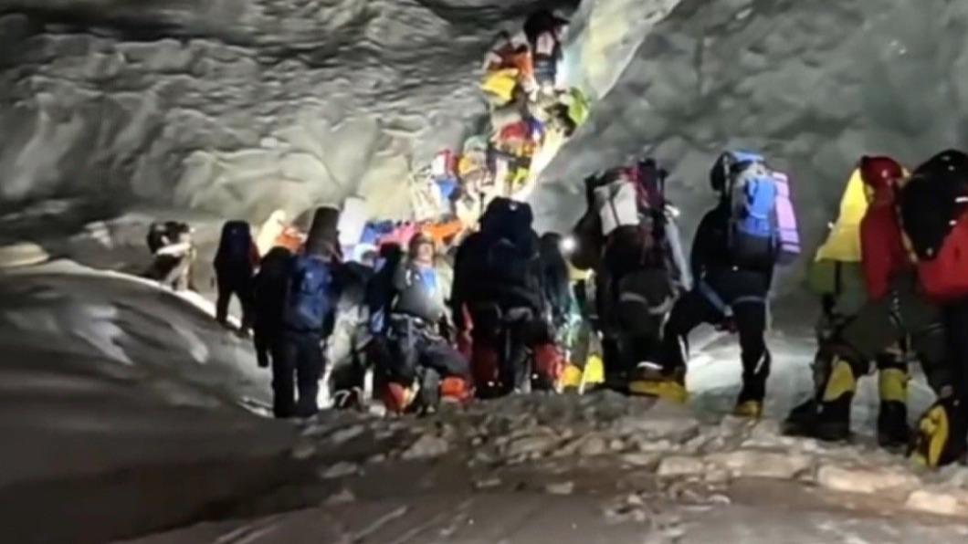 半夜的聖母峰,登山客們擠爆了登山路線。(圖/翻攝自養雞大王歐陽鐵柱微博)