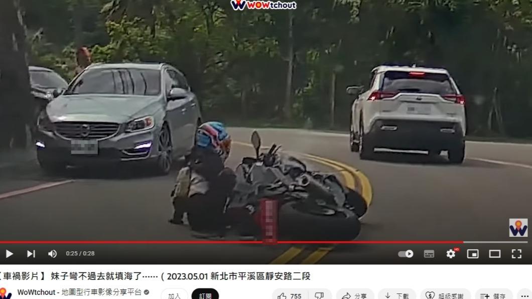 騎士摔倒後愣了幾秒,馬上坐起來。(圖/翻攝自WoWtchout - 地圖型行車影像分享平台 YouTube頻道)