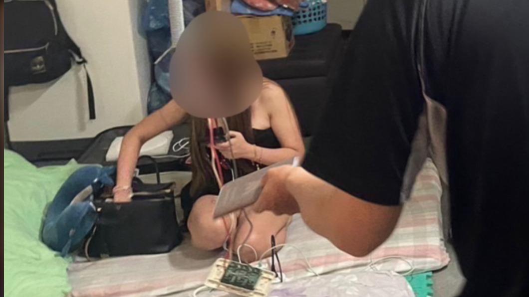 在現場還查扣保險套、潤滑液等證物，警方將４名泰籍女子依入出國及移民法移請專勤隊處理。（圖／基隆市警察局提供）